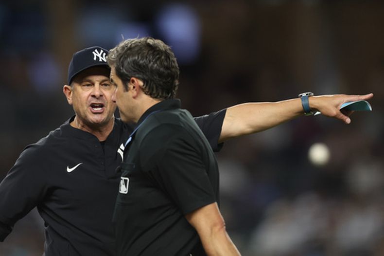 El mánager de los Yankees de Nueva York, Aaron Boone (izquierda), le grita al umpire y es expulsado en la parte alta de la octava entrada de un partido de béisbol contra los Azulejos de Toronto, el martes 19 de mayo de 2026, en Nueva York. (Foto AP/Heather Khalifa)