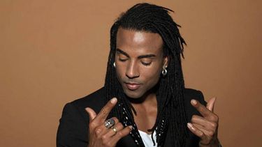 el cubano yotuel colabora ahora con jennifer lopez