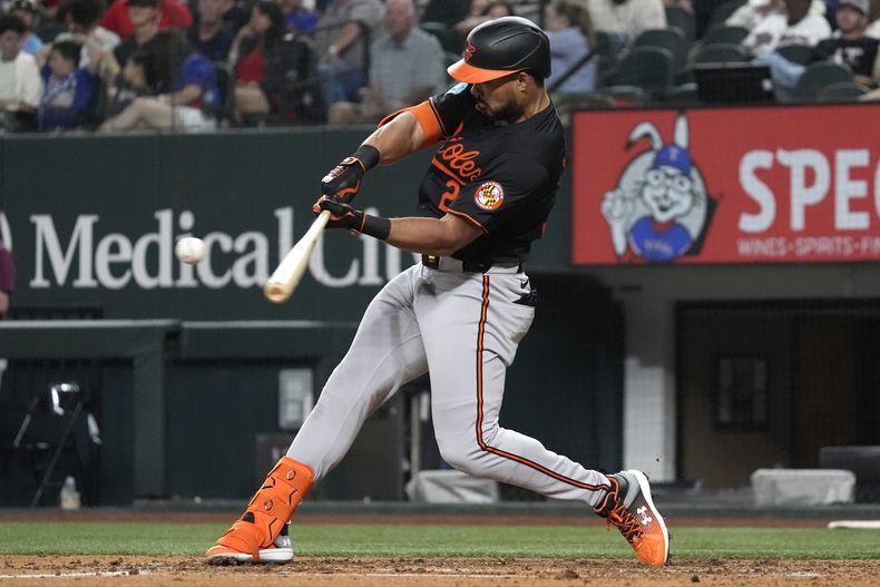El venezolano Anthony Santander, de los Orioles de Baltimore, pega un jonrón de tres carreras en el juego del viernes 19 de julio de 2024, ante los Rangers de Texas (AP Foto/LM Otero)