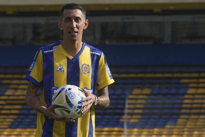 Angel Di María posa con la camiseta de Rosario Central durante su presentación como nuevo jugador de Rosario Central en el estadio Gigante de Arroyito, el lunes 7 de julio de 2025, en Rosario, Argentina. (AP Foto/Gustavo Garello)