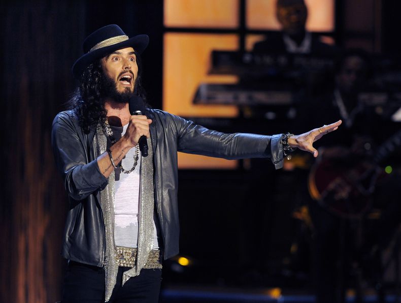 ARCHIVO - El comediante Russell Brand durante su presentación en Eddie Murphy: One Night Only en celebración a Murphy en el Saban Theater en Beverly Hills, California en una fotografía de archivo del 3 de noviembre de 2012. (Foto Chris Pizzello/Invision/AP, archivo)