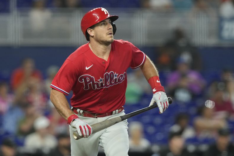 J.T. Realmuto de los Filis de Filadelfia tras batear un jonrón de dos carreras ante los Marlins de Miami, el jueves 3 de agosto de 2023, en Miami. (AP Foto/Marta Lavandier)