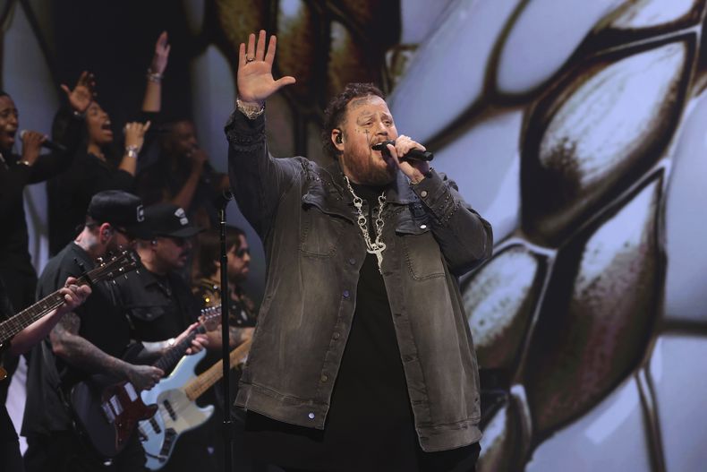 Esta imagen proporcionada por NBC muestra a Jelly Roll actuando en Saturday Night Live en Nueva York el sábado 28 de septiembre de 2024. (Will Heath/NBC vía AP)