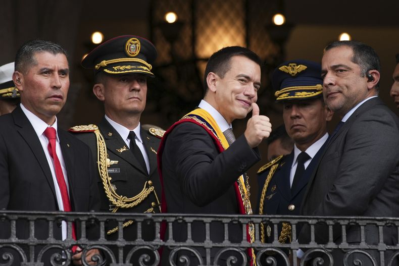 El recién juramentado presidente Daniel Noboa muestra un pulgar hacia arriba desde un balcón del palacio presidencial de Carondelet en Quito, Ecuador, el jueves 23 de noviembre de 2023. (AP Foto/Carlos Noriega)