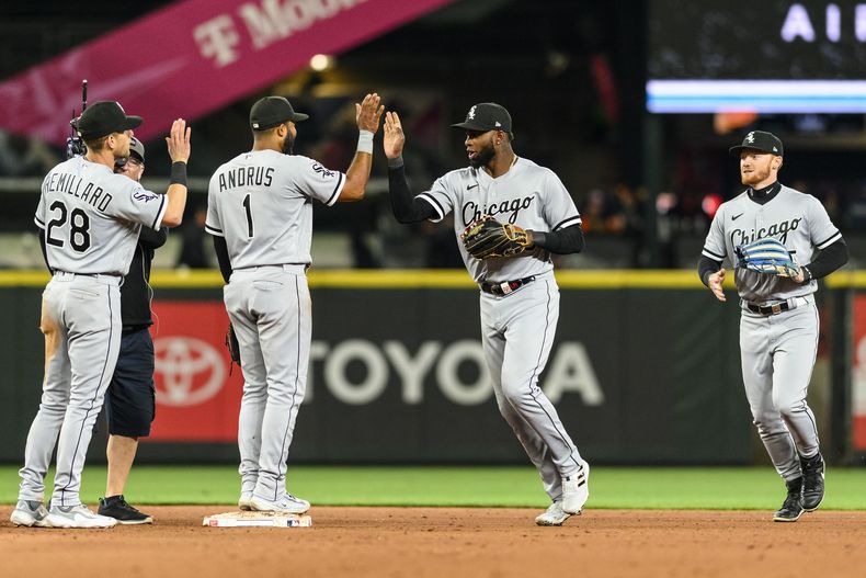 Zach Remillard, Elvis Andrus, Luis Robert Jr. y Clint Frazier de los Medias Blancas de Chicago celebran la victoria en extra innings ante los Marineros de Seattle el sábado 17 de junio del 2023. (AP Foto/Caean Couto)