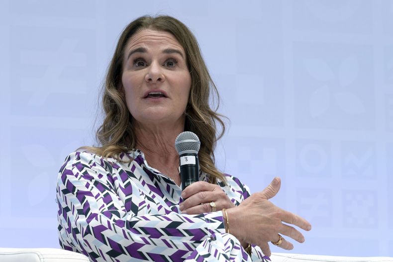 ARCHIVO - Melinda French Gates habla en el seminario Infraestructura Pública Digital: Acumulando los Beneficios, en las reuniones de primavera del Banco Mundial y el FMI en las oficinas generales del Fondo Monetario Internacional (FMI) en Washington, el 14 de abril de 2023. (AP Foto/Jose Luis Magana, Archivo)