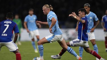 Erling Haaland (centro) del Manchester City se abre paso entre defensores del Yokohama F Marinos durante un partido amistoso en Tokio, el domingo 23 de julio de 2023. (AP Foto/Shuji Kajiyama)