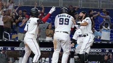 Con tres carreras en la 10ma, Marlins vencen a Piratas 5-4