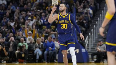 Curry se lastima en el triunfo de Warriors sobre Mavs
