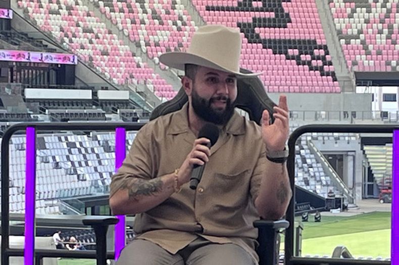 El cantante mexicano Carín León habla en el Estadio Nu del Inter Miami, el jueves 25 de junio de 2026 (AP Foto/Tim Reynolds)