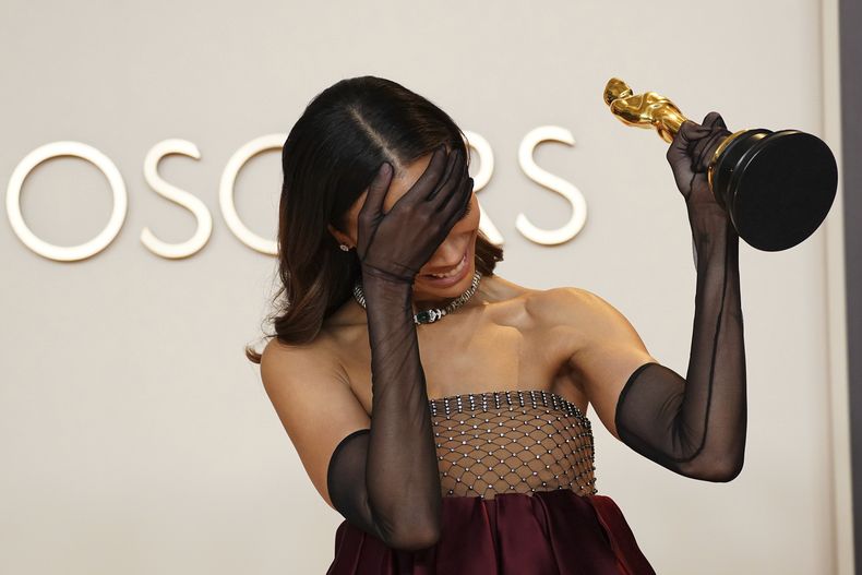 Zoé Saldaña, ganadora del premio a mejor actriz de reparto por Emilia Pérez, posa en la sala de prensa de los Oscar el domingo 2 de marzo de 2025 en el Teatro Dolby de Los Ángeles. (Foto Jordan Strauss/Invision/AP)