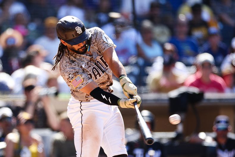 Fernando Tatis Jr., de los Padres de San Diego, conecta un cuadrangular solitario en la octava entrada del juego de béisbol de Grandes Ligas ante los Mellizos de Minnesota, el domingo 23 de agosto de 2026, en San Diego. (AP Foto/Derrick Tuskan)