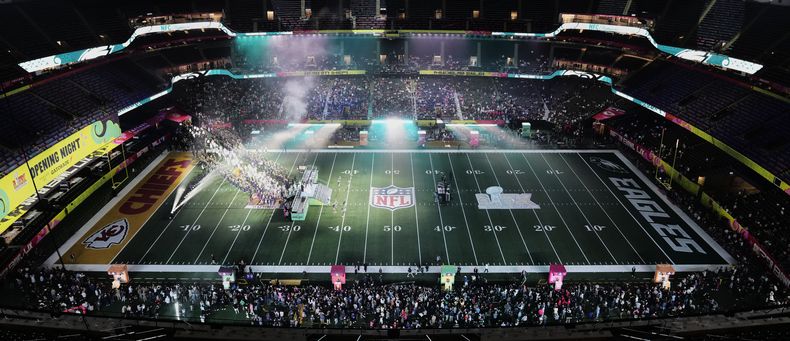 Los jugadores de los Eagles de Filadelfia ingresan campo para la noche inaugural del Super Bowl 59, el lunes 3 de febrero de 2025, en Nueva Orleans, antes del partido de fútbol americano de la NFL entre los Eagles de Filadelfia y los Chiefs de Kansas City el domingo. (Foto AP/David J. Phillip)