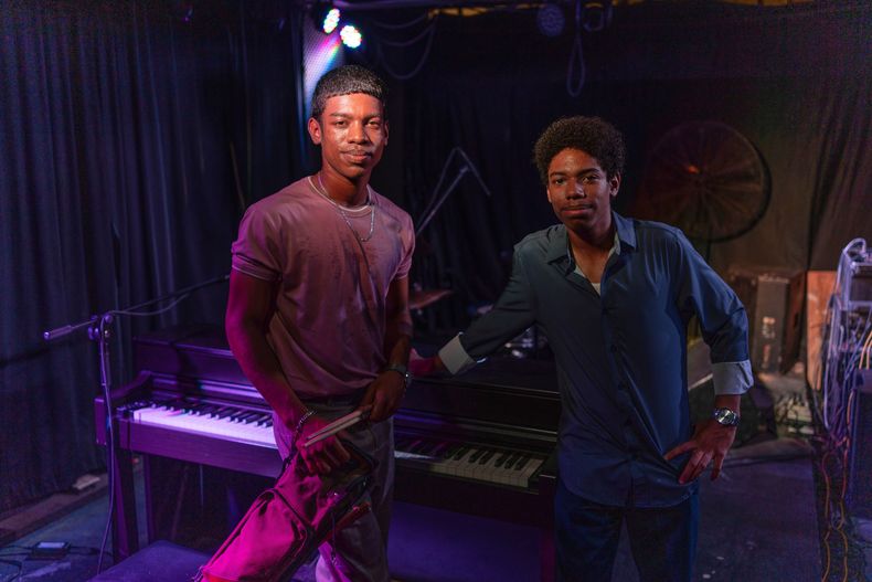 Fabio Abreu (izquierda) y su hermano Diego Abreu posan para una foto tras su actuación en La Fábrica de Arte Cubano, una galería de arte y club en La Habana, el 28 de agosto de 2025. (AP Foto/Ramón Espinosa)