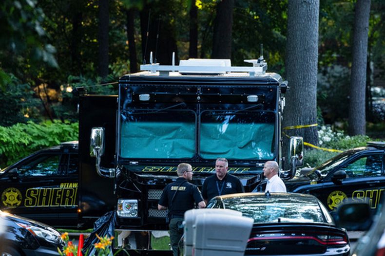 Agentes de la policía investigan un incendio, el viernes 24 de julio de 2026, en el municipio de Grand Haven, Michigan. (Joel Bissell/Kalamazoo Gazette vía AP)