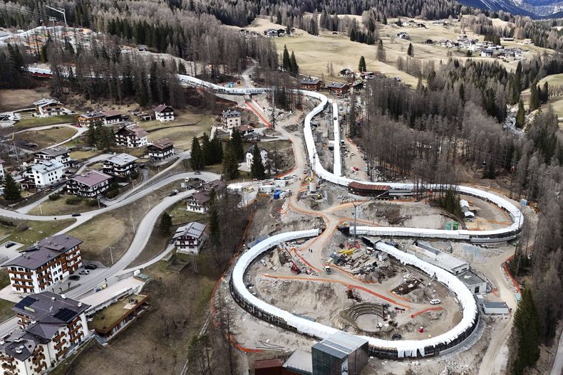 Las obras de construcción en la pista de Cortina, sede de las competencias de bobsled, luge y skeleton, de los Juegos Olímpicos de Milán Cortina 2026, en Cortina DAmpezzo, Italia, el martes 25 de marzo de 2025. (AP Foto/Luca Bruno)