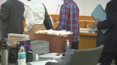 joven amenaza con un cuchillo a un companero de clase