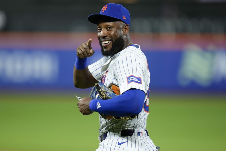 El dominicano Starling Marte, de los Mets de Nueva York, sonríe hacia un grupo de fanáticos en el juego del martes 16 de abril de 2024, ante los Piratas de Pittsburgh (AP Foto/Seth Wenig)