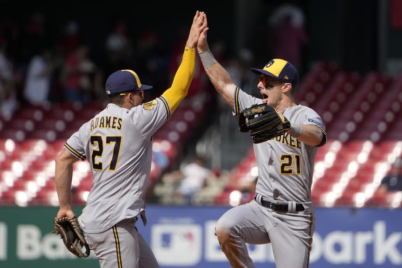 El dominicano Willy Adames y Mark Canha de los Cerveceros de Milwaukee celebran tras vencer por los Cardenales de San Luis el jueves 21 de septiembre del 2023. (AP Foto/Jeff Roberson)