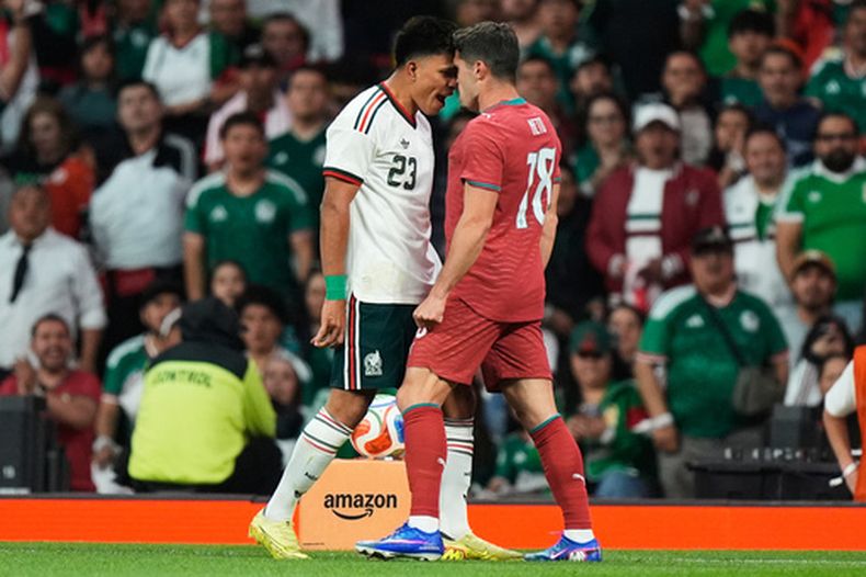 Jesús Gallardo, de la selección de México, discute con Pedro Neto, de Portugal, durante un partido amistoso realizado el sábado 28 de marzo de 2026 en el Estadio Azteca (AP Foto/Fernando Llano)