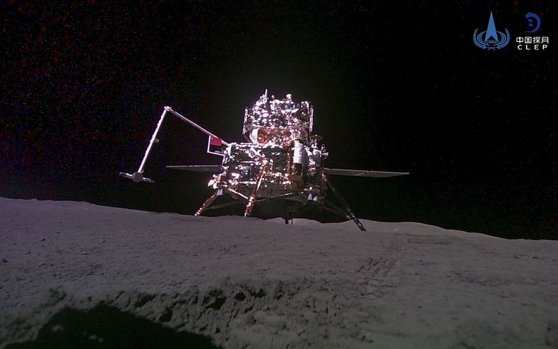 ARCHIVO - En esta imagen de la Administración Nacional del Espacio de China, distribuida por la agencia noticiosa Xinhua, se muestra la imagen de la sonda Change-6 tomada desde un mini vehículo de exploración, tras aterrizar en la Luna, el 4, de junio de 2024. (CNSA/Xinhua vía AP, archivo)