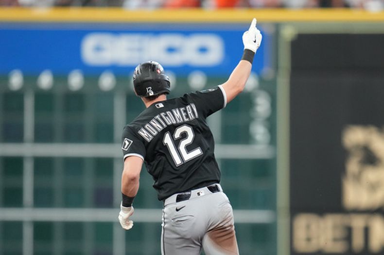 El jugador de los Medias Blancas de Chicago, Colson Montgomery (12), recorre las bases tras conectar un cuadrangular solitario durante la cuarta entrada del primer juego de la Serie de Comodines de la Liga Americana de béisbol contra los Astros de Houston, el 29 de septiembre de 2026, en Houston. (Foto AP/Karen Warren)