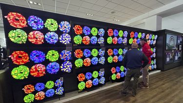 Varios clientes recorren el pasillo de los televisores en una tienda minorista de Glenview, Illinois, el jueves 3 de abril de 2025. (AP Foto/Nam Y. Huh)