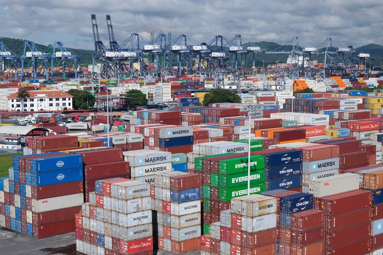 ARCHIVO - Contenedores apilados en el puerto de Canal Balboa, operado por la Panama Ports Company, en Ciudad de Panamá, el 20 de septiembre de 2025. (AP Foto/Matias Delacroix, Archivo)