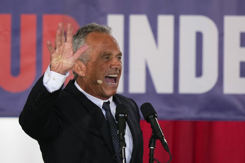 El aspirante presidencial Robert F. Kennedy, Jr. saluda tras dar un discurso durante un evento de campaña en el Independence Mall, el lunes 9 de octubre de 2023, en Filadelfia. (AP Foto/Matt Rourke)