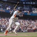 Joc Pederson de los Gigantes de San Francisco pega un sencillo para la victoria en la 11ma entrada del encuentro ante los Medias Rojas de Boston el domingo 30 de julio del 2023. (AP Foto/John Hefti)