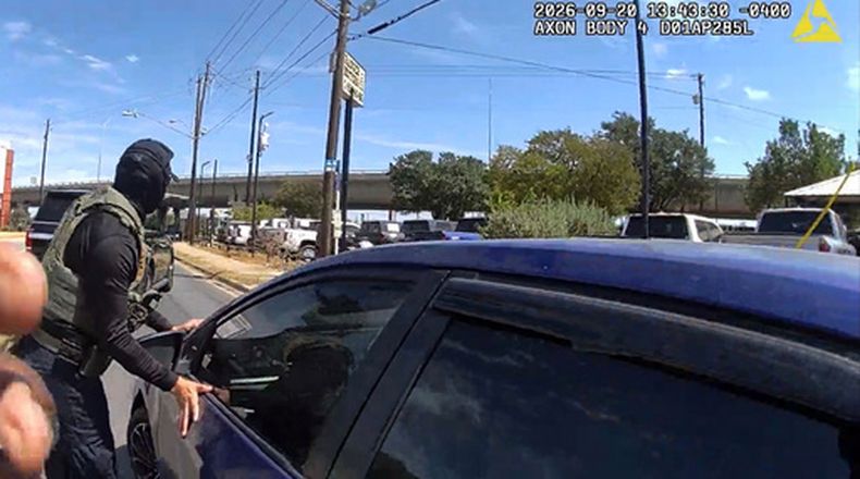 Esta imagen realizada a partir de imágenes de cámaras corporales del Servicio de Inmigración y Control de Aduanas (ICE) muestra a un agente del ICE deteniendo al venezolano Wilber Rafael Garcés Pérez, el domingo 20 de septiembre de 2026, en Austin, Texas. (Foto, ICE vía AP)