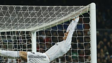 americateve | El portugu&eacute;s Cristiano Ronaldo cuelga del travesa&ntilde;o durante un partido de la Copa del Rey, entre el Real Madrid y el Osasuna, el jueves 9 de enero de 2014 (AP Foto/Andres Kudacki)