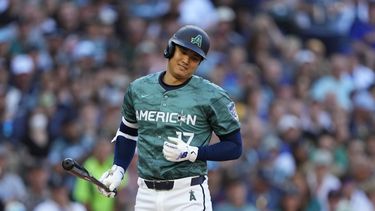 El japonés Shohei Ohtani, de la Liga Americana, reacciona tras recibir un boleto en el Juego de Estrellas, el martes 11 de julio de 2023 (AP Foto/Lindsey Wasson)