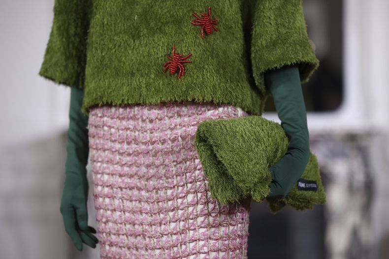 Una modelo luce una creación de la colección de Alta Costura Otoño-Invierno 2025/26 de Imane Ayissi presentada el lunes 7 de julio de 2025 en París. (Foto AP/Tom Nicholson)