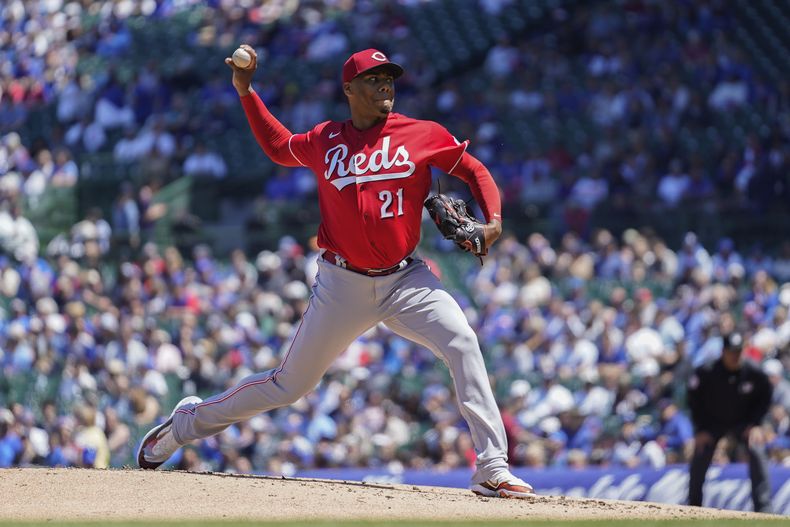 El abridor de los Rojos de Cincinnati Hunter Greene lanza en la primera entrada del juego ante los Cachorros de Chicago el viernes 26 de mayo del 2023. (AP Foto/Erin Hooley)