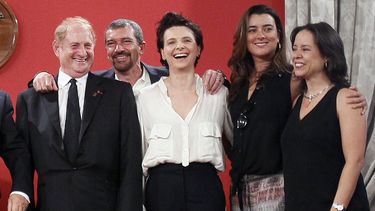 americateve | El productor Mike Medavoy, izquierda, el actor espa&ntilde;ol Antonio Banderas, segundo de izqueirda a derecha, la actriz francesa Juliette Binoche, centro, la actriz chilena Cote de Pablo, y la directora mexicana Patricia Riggen, posan para un retato tra