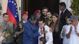 El presidente venezolano Nicolás Maduro (centro-izquierda) abraza al empresario Alex Saab luego de que llegó al palacio presidencial de Miraflores, el miércoles 20 de diciembre de 2023, en Caracas. Estados Unidos liberó a Saab, que fue detenido en 2020, a cambio de 10 estadounidenses encarcelados en Venezuela. (AP Foto/Matías Delacroix)
