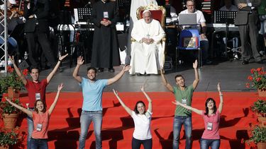 americateve | J&oacute;venes danzan durante un encuentro con el papa Francisco en el estadio ol&iacute;mpico de roma el domingo 1 de junio del 2014. El pont&iacute;fice encabez&oacute; una plegaria masiva ante 50.000 feligreses.(AP Foto/Gregorio Borgia)