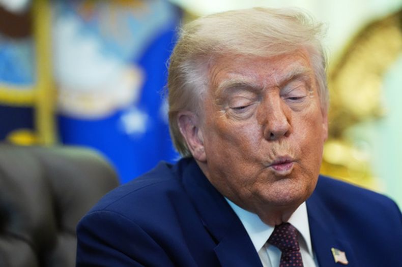 El presidente de Estados Unidos, Donald Trump, habla en la Oficina Oval de la Casa Blanca, el miércoles 3 de junio de 2026 en Washington. (AP Foto/Alex Brandon)
