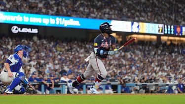 Michael Harris II, de los Bravos de Atlanta, observa su doble productor durante la séptima entrada del Juego 2 de la Serie Divisional de la Liga Nacional frente a los Dodgers de Los Ángeles, el domingo 4 de octubre de 2026, en Los Ángeles. (AP Foto/Mark J. Terrill)