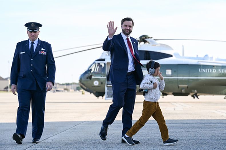 El vicepresidente estadounidense JD Vance y su hijo Vivek caminan hacia el Air Force Two en la Base Aérea Andrews en Maryland, el 5 de mayo del 2026. (Roberto Schmidt /Pool Photo via AP)