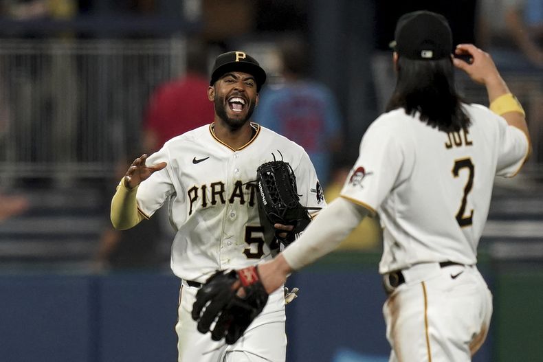 El jardinero izquierdo de los Piratas de Pittsburgh celebra con Connor Joe tras capturar una bola que bateó José Fermín de los Cardenales de San Luis en la novena entrada del encuentro del lunes 21 de agosto del 2023. (AP Foto/Matt Freed)
