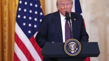 El presidente estadounidense Donald Trump habla durante una conferencia de prensa conjunta con el primer ministro británico Keir Starmer en la Sala Este de la Casa Blanca, el jueves 27 de febrero de 2025, en Washington. (Carl Court/Pool Photo via AP)