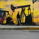 Un mural con imágenes de infraestructura petrolera en Caracas, Venezuela, el 6 de enero del 2026. (AP foto/Matías Delacroix)