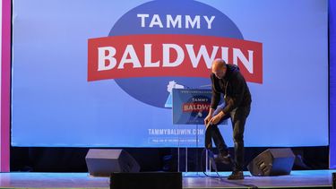 Un empleado desmonta piezas de un escenario después de una fiesta electoral para la senadora demócrata Tammy Baldwin, el miércoles 6 de noviembre de 2024, en Madison, Wisconsin. (AP Foto/Kayla Wolf)