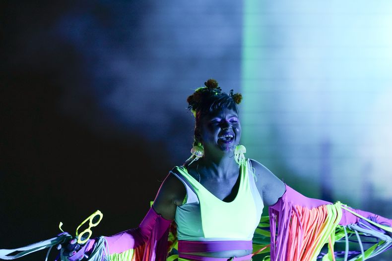 La cantante colombiana Liliana Saumet de la banda Bomba Estéreo durante su concierto en el festival HERA HSBC en la Ciudad de México el sábado 24 de agosto de 2024. (Foto AP/Aurea Del Rosario)
