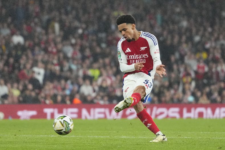 Ethan Nwaneri, del Arsenal, anota el tercer tanto de su equipo ante el Bolton en un encuentro de la Copa de Liga, el miércoles 25 de septiembre de 2024 (AP Foto/Kirsty Wigglesworth)