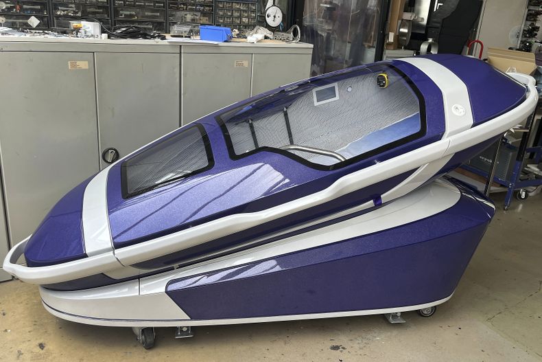 ARCHIVO – Una “vaina suicida” conocida como “Sarco”, en Rotterdam, Holanda, el 8 de julio de 2024. (AP Foto/Ahmad Seir, Archivo)