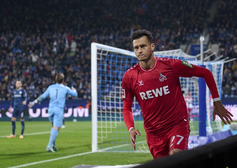 Davie Selke de Colonia celebra tras anotar un gol ante Darmstadt en la Bundesliga, el viernes 1 de diciembre de 2023, en Darmstadt. (Uwe Anspach/dpa vía AP)