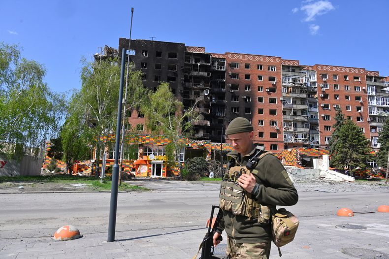 ARCHIVO – Un soldado ucraniano pasa frente a edificios dañados en el centro de Pokrovsk, en la región ucraniana de Donetsk, el 23 de abril de 2025. (AP Foto/Michael Shtekel, Archivo)